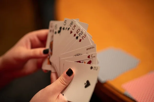 Focus selettivo primo piano di una mano che tiene una mano di carte da gioco — Foto Stock