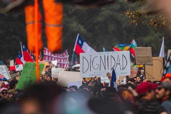 圣地亚哥的抗议活动表明，由于社会危机，他们对智利政府感到不满 — 图库照片