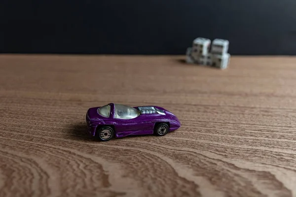 Επιλεκτική εστίαση ενός σπορ αυτοκινήτου παιχνίδι σε μια ξύλινη επιφάνεια — Φωτογραφία Αρχείου