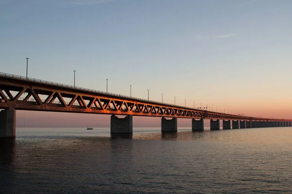 Prachtige opname van de Utsiktspunkt Öresundsbron brug over het water onder een blauwe lucht — Stockfoto