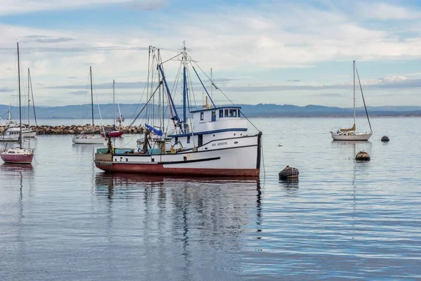 Ιστιοπλοϊκά σκάφη στο νερό κοντά σε παλιά προβλήτα ψαράδων που αλιεύονται στο Monterey, Ηνωμένες Πολιτείες — Φωτογραφία Αρχείου