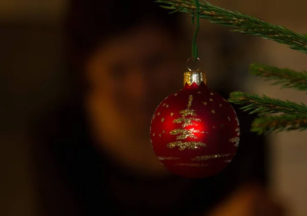Close-up shot van een rode kerst ornament opknoping van de boom — Stockfoto