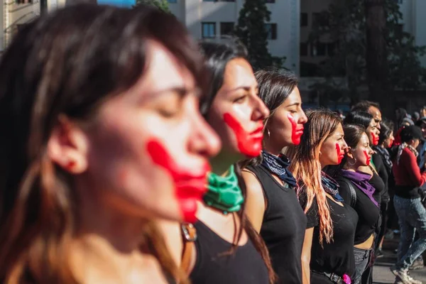 Protester från Santiago visar att de är missnöjda med den chilenska regeringen på grund av den sociala krisen — Stockfoto