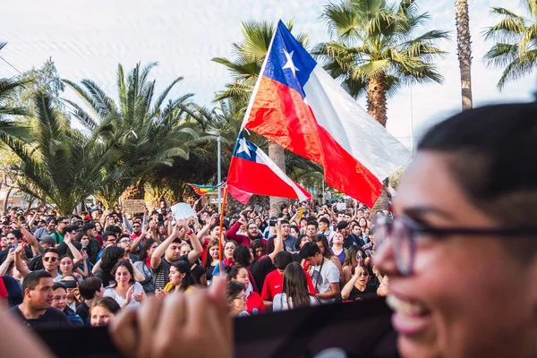 Santiago protestoları, sosyal kriz nedeniyle Şili hükümetinden hoşnutsuzluklarını gösteriyor — Stok fotoğraf