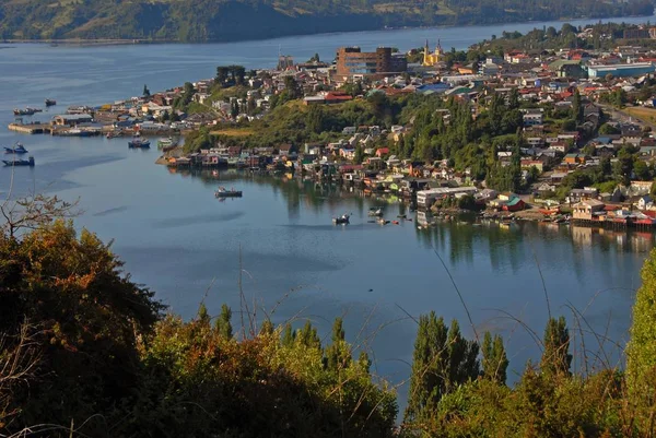 Aufnahmen von Booten auf dem Wasser in der Nähe von Gebäuden am Ufer — Stockfoto