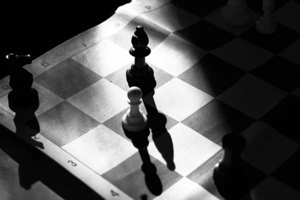 Renderização 3d de um tabuleiro de xadrez com um conjunto completo de  figuras na posição inicial ícone de inteligência de negócios