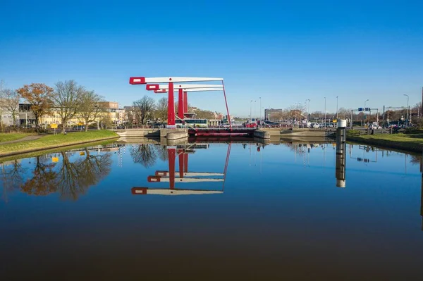 荷兰米德尔堡的一座横跨水面的桥，其建筑物相距遥远. — 图库照片