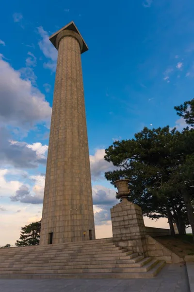 Photographie verticale à faible angle du célèbre monument Perry's Victory & International Peace Memorial, Ohio, États-Unis — Photo