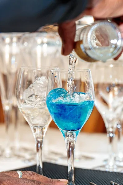 Eine Vertikale Aufnahme Des Barkeepers Der Einen Blauen Cocktail Ins — Stockfoto