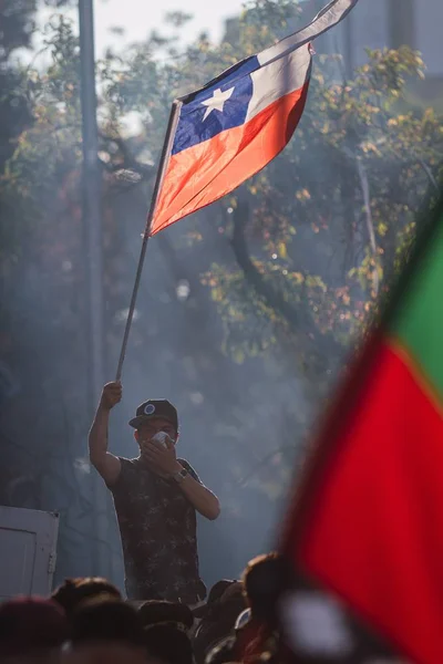 Uit protesten van Santiago blijkt hun ontevredenheid over de Chileense regering vanwege de sociale crisis — Stockfoto