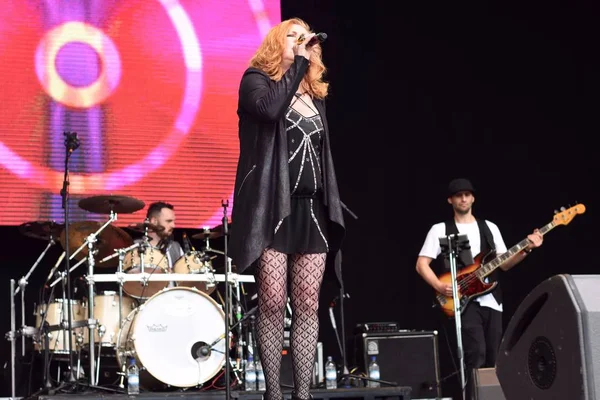 Carol Decker in performance at Let's Rock Retro Festival, Bristol, England. 3 June 2017. — Stock Photo, Image