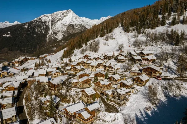 High angle shot of the snowy Wintersport village, Sainte-Foy-Tarentaise in the Alps in France. — 스톡 사진