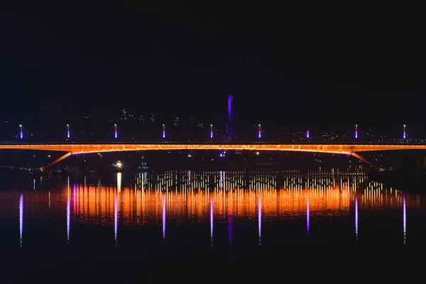 Reflektion av Gasellbron i floden Sava, Belgrad, Serbien — Stockfoto