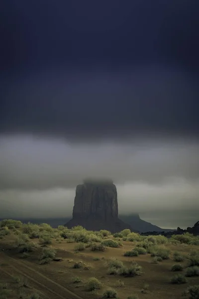 Tiro Vertical Uma Formação Rocha Meio Uma Paisagem Deserta Coberta — Fotografia de Stock