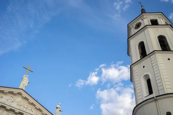 Niski kąt widzenia dzwonnicy katedry wileńskiej pod słońcem i błękitne niebo na Litwie — Zdjęcie stockowe