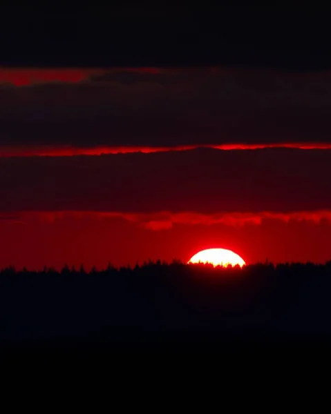 Vue verticale du magnifique coucher de soleil derrière les couches de nuages en Oregon — Photo