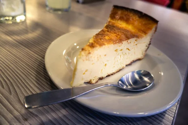 Ένα Κοντινό Πλάνο Του Cheesecake Ένα Λευκό Πιάτο Στην Μπογκοτά — Φωτογραφία Αρχείου