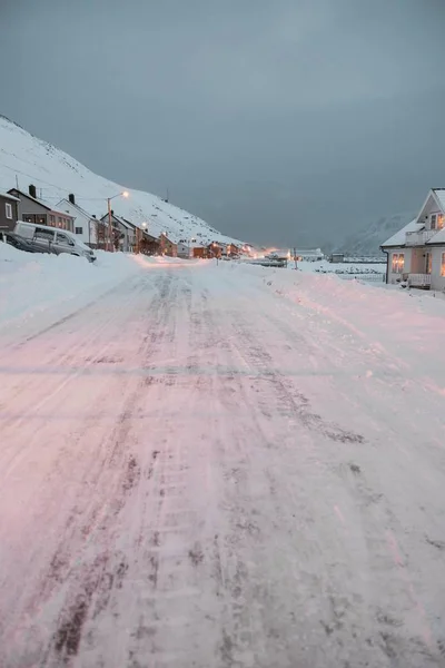 Maravilhoso cenário mágico de um bairro cheio de luzes em Skarsvag, Noruega — Fotografia de Stock