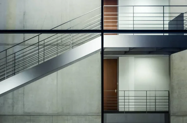 ガラス越しに見える階段や床のあるガラスの建物 — ストック写真