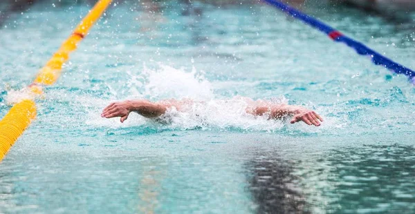 Schwimmerin im Becken während eines Schwimmwettbewerbs — Stockfoto