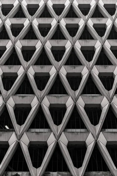 Szara skala nowoczesnej architektury z metalowymi ścianami pod światłami — Zdjęcie stockowe