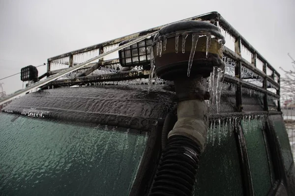 Автомобіль, вкритий льодом під час великої хуртовини (Румунія). — стокове фото