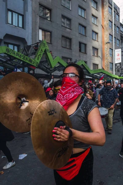 Le proteste di Santiago mostrano la loro insoddisfazione per il governo cileno a causa della crisi sociale — Foto Stock