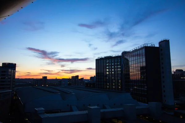 Sunset over leeds city centre train station — Stok fotoğraf