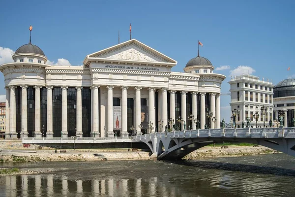 Archäologisches Museum Mazedoniens, umgeben von einem Fluss mit einer Brücke in Nordmakedonien — Stockfoto