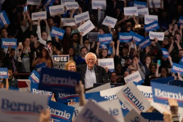 Scène van de verwarmde rally van Bernie Sanders met de menigte die spandoeken vasthoudt die actief juichen — Stockfoto