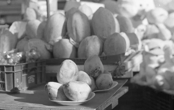 Escala gris de placas de pomeloes y cajas de ppmeloes en el fondo en un estante —  Fotos de Stock