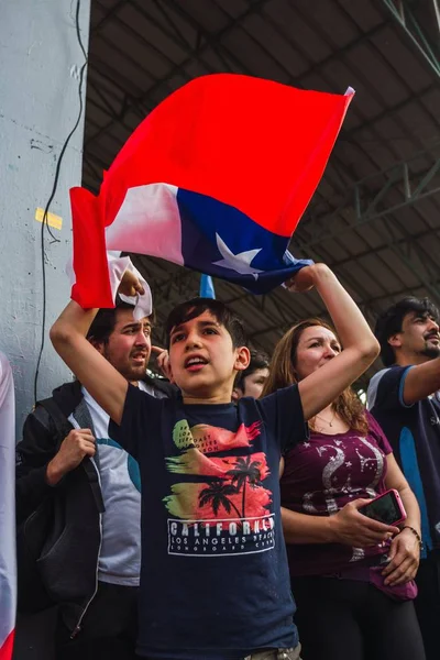 Protesty w Santiago pokazują swoje niezadowolenie z chilijskiego rządu z powodu kryzysu społecznego — Zdjęcie stockowe