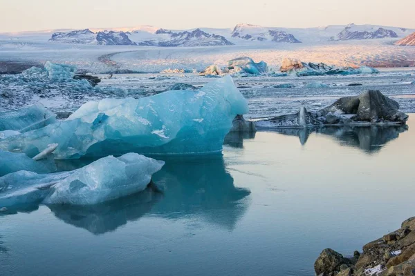 Isberg nära det frusna vattnet i snöiga Jokulsarlon, Island — Stockfoto