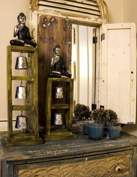 Vertikale Aufnahme eines alten Innenraums mit religiösen Statuen — Stockfoto