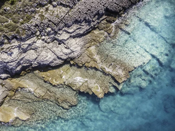 Tiro Aéreo Costa Rochosa Nervosa Encontrando Água Limpa Oceano — Fotografia de Stock
