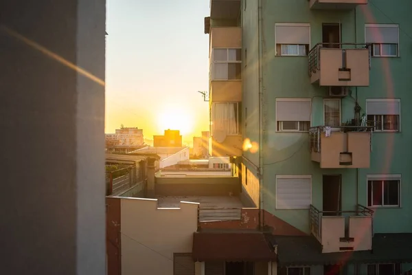 Buntes Gebäude mit Balkonen unter blauem Himmel bei schönem Sonnenuntergang — Stockfoto
