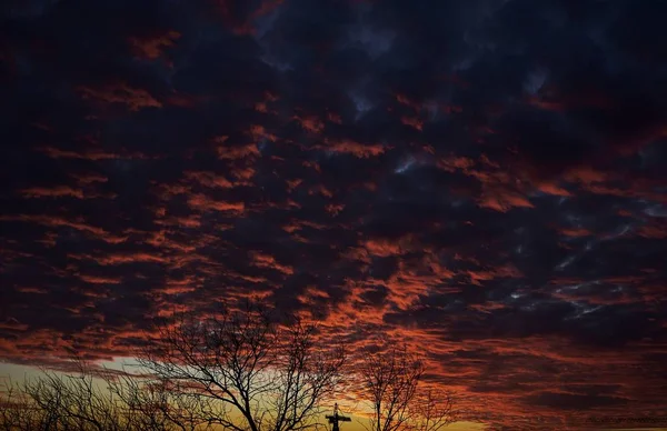 Vista panorámica del cielo durante la hora de la puesta del sol cubierta por diferentes nubes de colores — Foto de Stock