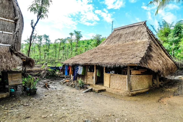 印度尼西亚Lombok Sasak村Ende的一个废弃小屋 — 图库照片