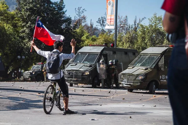 Santiagské protesty ukazují nespokojenost s chilskou vládou v důsledku sociální krize — Stock fotografie