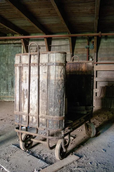 Tiro vertical de uma velha carroça enferrujada na fábrica abandonada — Fotografia de Stock