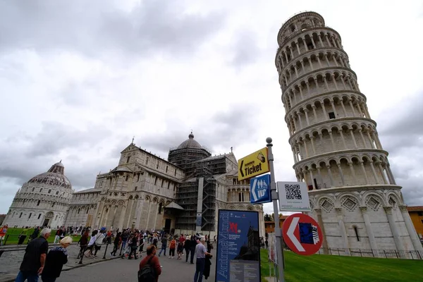 Turism in Italy, Pissa tower signs and posts — 스톡 사진