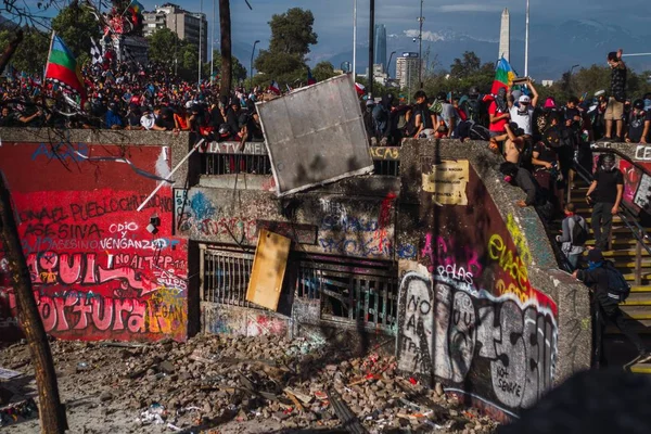 Die santiago-Proteste zeigen ihre Unzufriedenheit mit der chilenischen Regierung aufgrund der sozialen Krise — Stockfoto