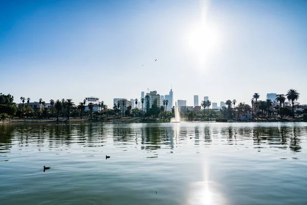 Сонце Світить Відбивається Озері Лос Анджелесі Штат Каліфорнія — стокове фото