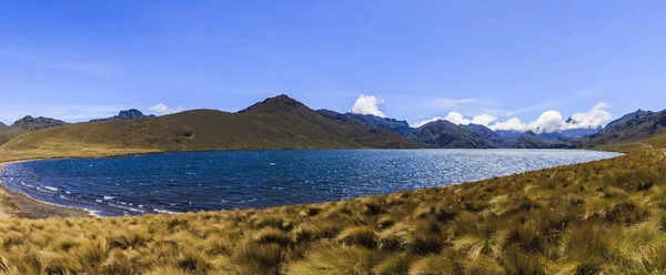 Uma Bela Paisagem Lago Ozogoche Equador Cercado Por Altas Montanhas — Fotografia de Stock