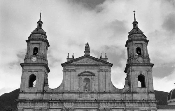 Серая широкоугольная съемка Первичного собора Боготы, захваченная в Колумбии — стоковое фото