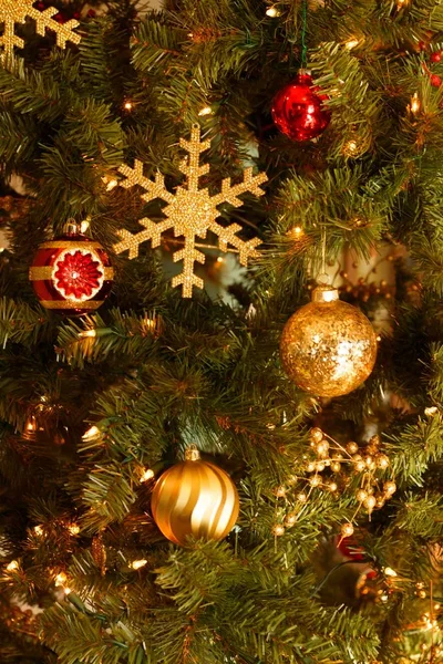Vertikální záběr krásného zdobeného vánočního stromečku — Stock fotografie