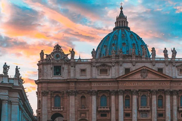Famosa Basílica de San Pedro en la Ciudad del Vaticano y el cielo con hermosos colores detrás. — Foto de Stock