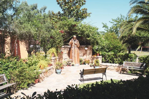 Una Pequeña Zona Con Vegetación Una Estatua Capturada San Teodoro —  Fotos de Stock