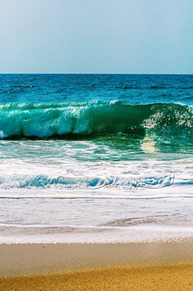 Όμορφη κάθετη βολή ηρεμώντας και πιτσίλισμα κύματα του ωκεανού σε μια ηλιόλουστη μέρα — Φωτογραφία Αρχείου