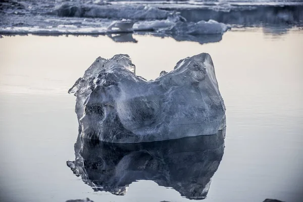 Nahaufnahme eines im Ozean treibenden Eisstücks, das sich in Jokulsarlon, Island, widerspiegelt — Stockfoto